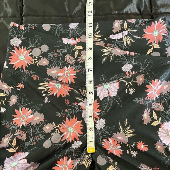 SO Black Floral Print Sporty 7/8 Leggings Crossover Waistband Size Medium - Picture 9 of 10